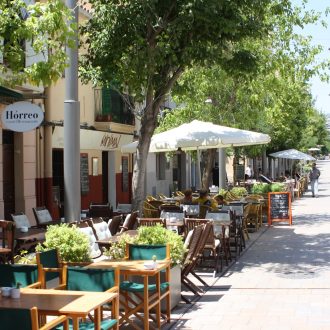 Diners on Carrer d’Anníbal in Santa Catalina, Palma