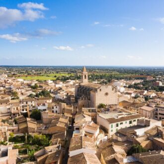 Discover Santanyí in southeast Mallorca – a charming town with a famous market, cultural events, nearby beaches, restaurants & boutique stays.