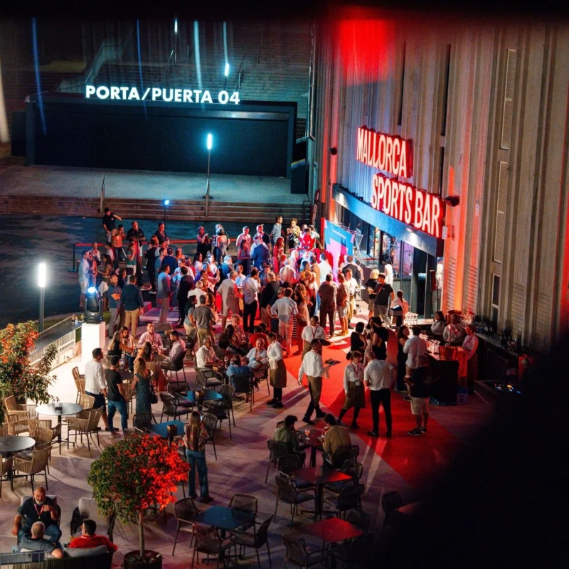Fans walking into a sports bar in Palma de Mallorca