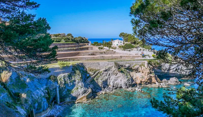 Beach Guide: Cala Banyalbufar – Stone Ledges, Waterfall & Clear Water