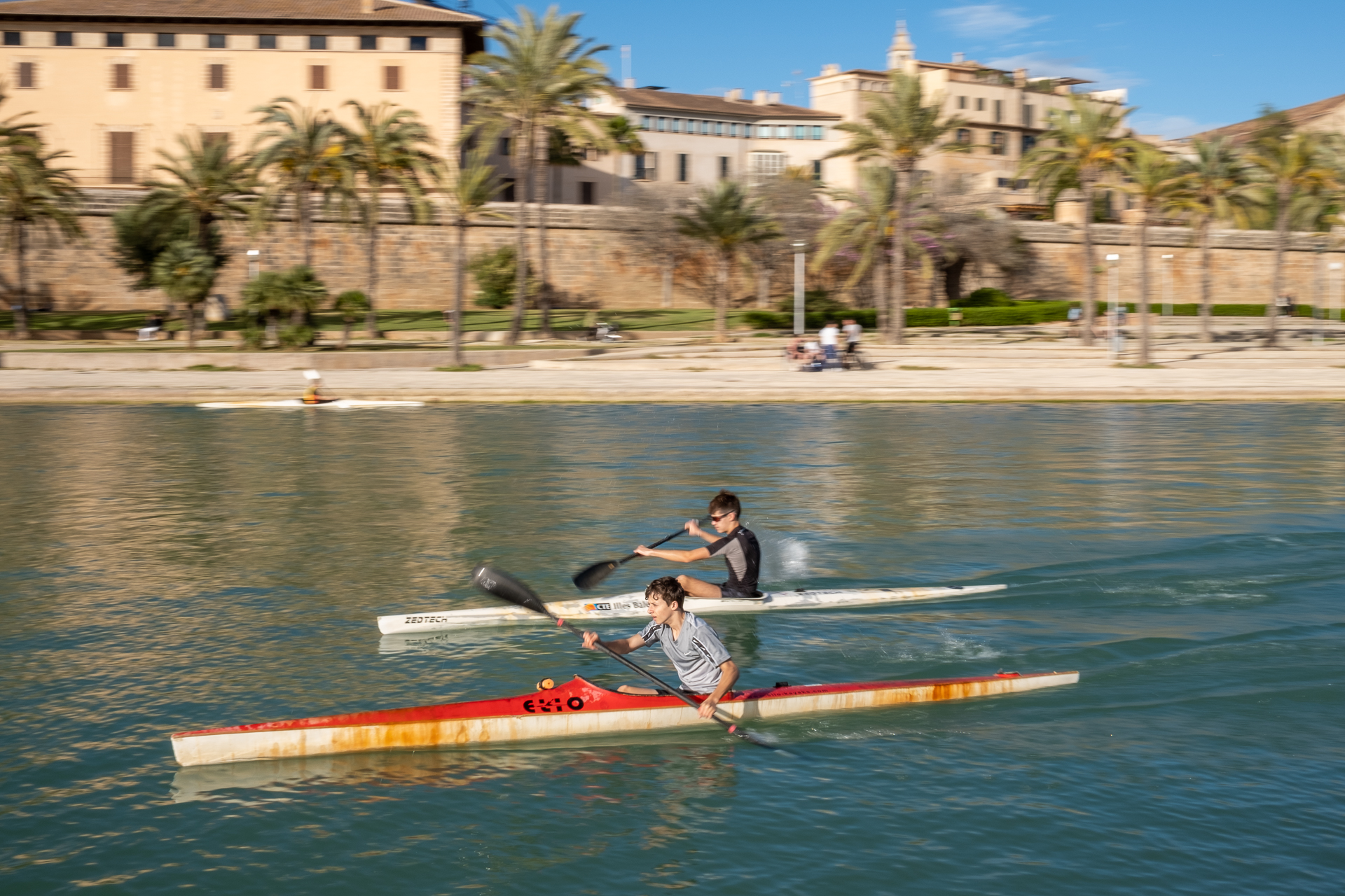 Parc de la Mar lake with Kayaking people